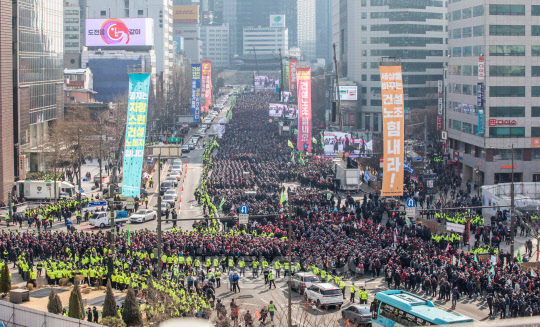 민주노총 전국건설노동조합 조합원들이 28일 서울 세종대로 일대에서 건설노조 탄압 규탄 결의대회를 하고 있다. 이슬기기자 9904sul@dt.co.kr
